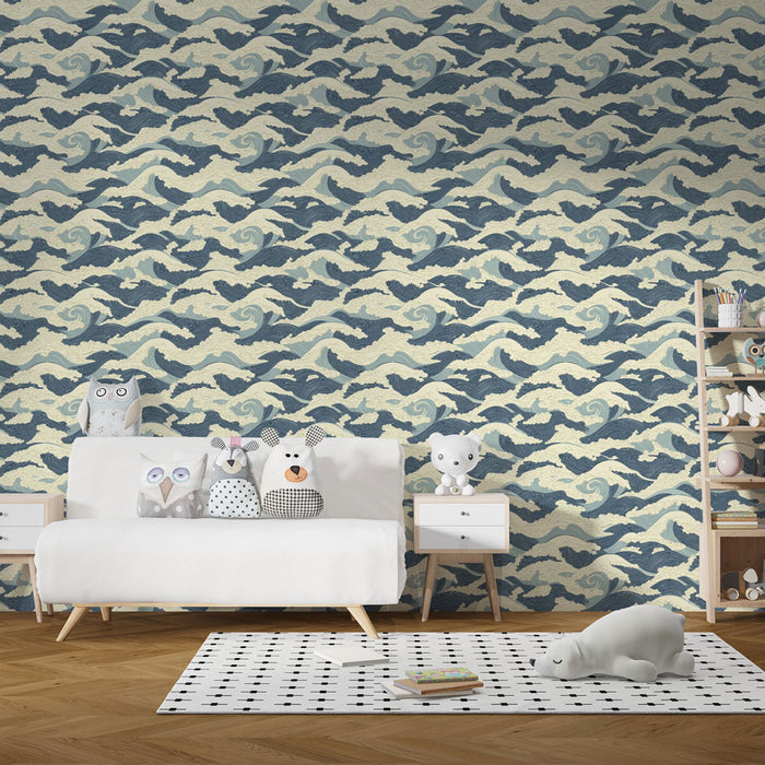 Une chambre d'enfant avec un papier peint représentant des vagues stylisées dans des teintes de bleu et crème, créant une ambiance apaisante et ludique.