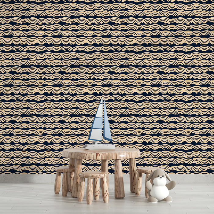 Une chambre d'enfant avec un papier peint marin aux motifs de vagues stylisées beige sur fond bleu marine, créant une ambiance apaisante et ludique.