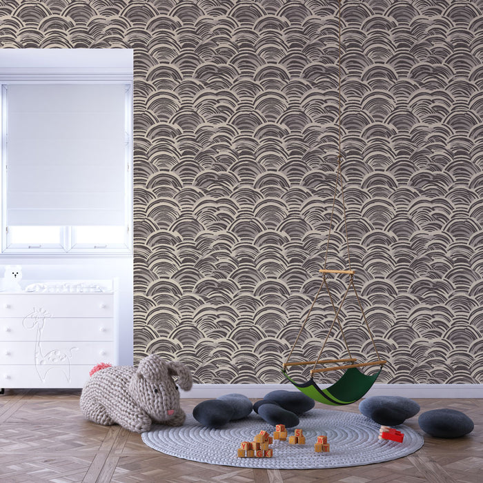 Une chambre d'enfant avec un papier peint aux motifs de vagues stylisées en tons beige et marron, créant une atmosphère douce et apaisante.