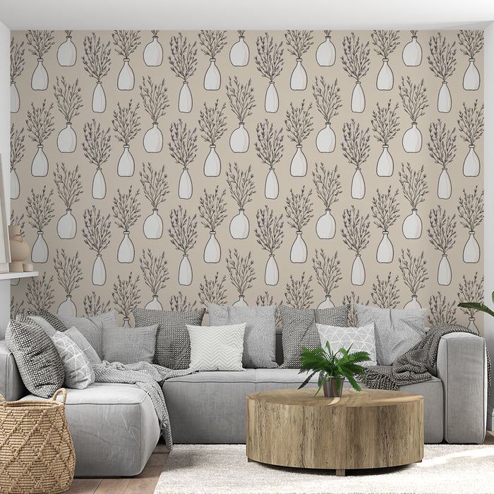Un salon moderne avec un papier peint beige orné de vases et de branches délicates, créant une ambiance chaleureuse et apaisante.