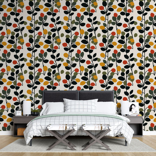 Une chambre moderne avec un papier peint aux motifs floraux colorés, mêlant des feuilles vertes, jaunes et rouges sur fond clair, créant une atmosphère chaleureuse et accueillante.
