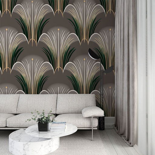 Un salon moderne avec un papier peint art déco aux motifs de feuillages dorés et verts sur fond gris, créant une ambiance élégante et sophistiquée.