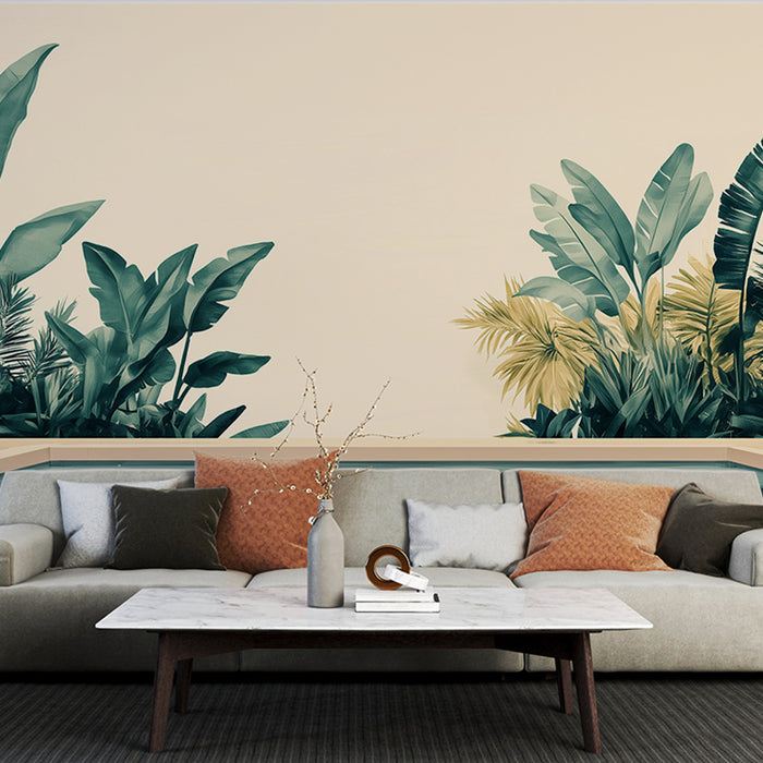 Un salon moderne avec un papier peint tropical représentant de grandes feuilles vertes et dorées sur un fond beige, créant une ambiance chaleureuse et apaisante.