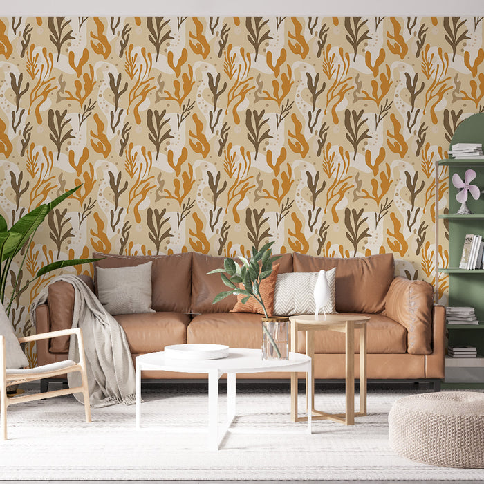 Un salon contemporain avec un papier peint aux motifs organiques dans des teintes chaudes de jaune, brun et crème, créant une ambiance chaleureuse et accueillante.