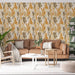 Un salon contemporain avec un papier peint aux motifs organiques dans des teintes chaudes de jaune, brun et crème, créant une ambiance chaleureuse et accueillante.