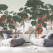 Une pièce moderne avec un papier peint illustrant une jungle stylisée aux feuilles vertes et aux troncs orangés, créant une atmosphère apaisante et naturelle.