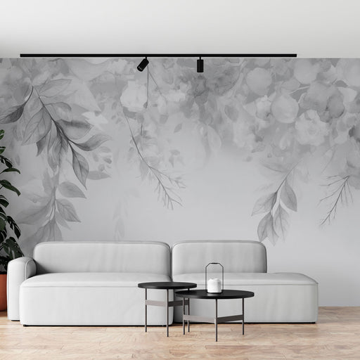 Un salon moderne avec un papier peint floral en nuances de gris, évoquant une ambiance douce et apaisante grâce à ses motifs délicats de feuilles et de fleurs.
