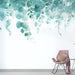 Une pièce moderne avec un papier peint aquarelle vert d'eau représentant des feuilles délicates, créant une atmosphère apaisante et naturelle.