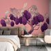 Une chambre moderne avec un papier peint représentant un arbre stylisé aux baies violettes sur fond rose, créant une ambiance artistique et chaleureuse.
