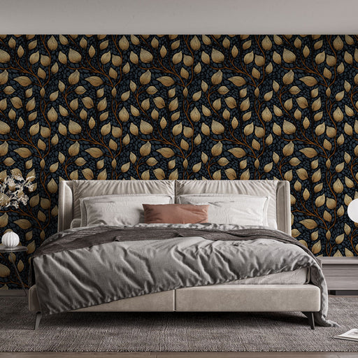 Une chambre élégante avec un papier peint aux motifs de feuilles dorées sur fond noir, créant une atmosphère chaleureuse et sophistiquée.