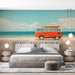 Une chambre moderne avec un papier peint représentant un van orange sur une plage, évoquant une ambiance estivale et décontractée.