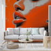 Papier peint visage abstrait en rouge et orange pour salon moderne et stylisé