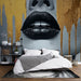 Papier peint artistique avec visage en noir et or pour chambre moderne et élégante