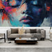 Papier peint artistique avec portrait abstrait aux couleurs vibrantes pour salon moderne.