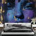 Papier peint visage artistique avec portrait contemporain en nuances de bleu et touches dorées pour chambre moderne.