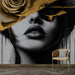Papier peint artistique avec visage élégant, rose et éclats dorés pour décoration murale moderne.