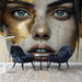 Papier peint artistique avec visage saisissant et touches dorées pour salon moderne