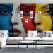 Papier peint artistique avec visages colorés et teintes vibrantes pour salon moderne.