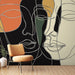 Papier peint minimaliste avec illustration de visages entrelacés sur fond noir pour salon moderne.