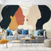Papier peint artistique avec silhouettes de visages de femmes s'embrassant pour salon moderne.