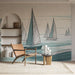 Un salon moderne avec un papier peint représentant des voiliers stylisés aux teintes bleu-vert sur un fond doux, créant une ambiance apaisante et maritime.