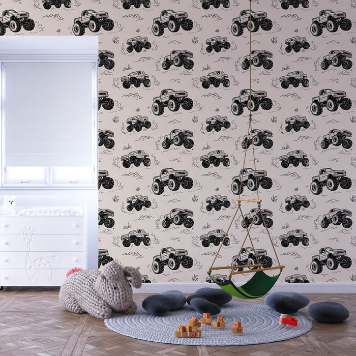 Une chambre d'enfant avec un papier peint illustrant des voitures tout-terrain en noir sur fond clair, créant une ambiance ludique et dynamique.