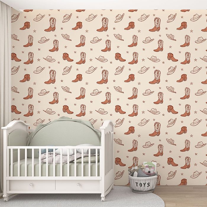 Une chambre d'enfant avec un papier peint au motif ludique de bottes de cowboy et de chapeaux sur fond beige, créant une ambiance chaleureuse et originale.