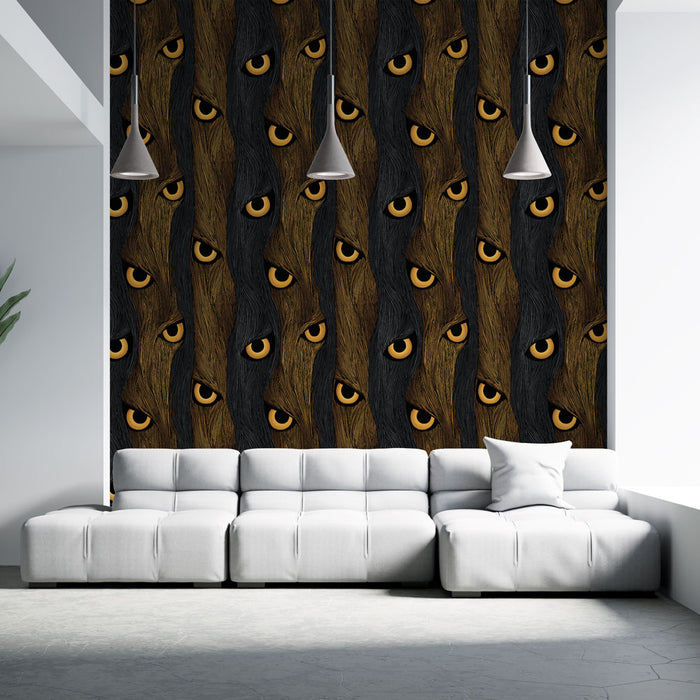 Un salon moderne avec un papier peint audacieux représentant des yeux dorés sur un fond noir et marron, créant une ambiance intrigante et captivante.