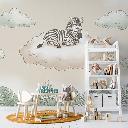 Une chambre d'enfant avec un papier peint illustrant un zèbre paisible sur un nuage, entouré de nuages doux et de feuillages, créant une ambiance ludique et apaisante.