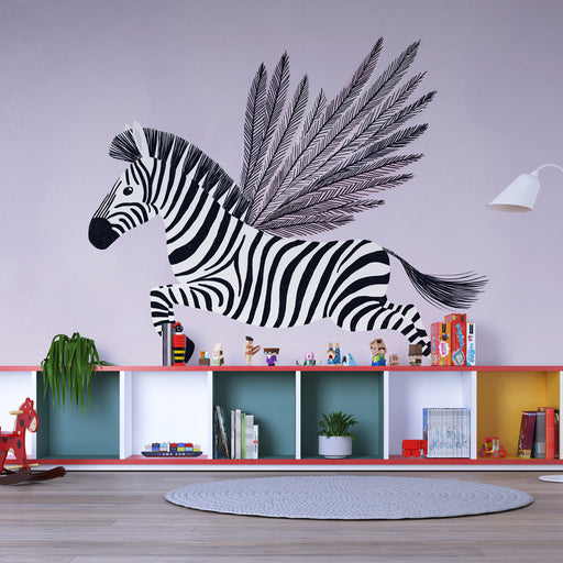 Une chambre d'enfant avec un papier peint illustrant un zèbre volant aux ailes de plumes noires sur fond pastel, créant une ambiance ludique et imaginative.