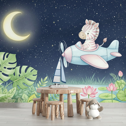 Une chambre d'enfant avec un papier peint illustré représentant un zèbre volant dans un avion sous un ciel étoilé, créant une ambiance ludique et rêveuse.