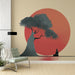 Une pièce zen avec un papier peint artistique représentant un arbre stylisé devant un grand soleil rouge, évoquant sérénité et harmonie.
