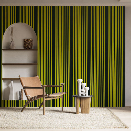 Une pièce moderne avec un papier peint à rayures verticales vert vif et noir créant une ambiance dynamique et contemporaine.
