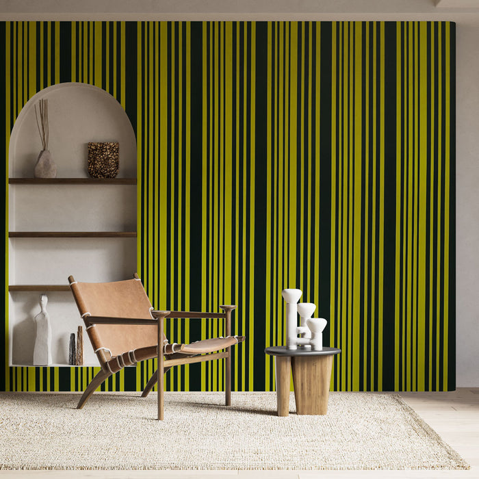 Une pièce moderne avec un papier peint à rayures verticales vert vif et noir créant une ambiance dynamique et contemporaine.