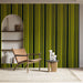 Une pièce moderne avec un papier peint à rayures verticales vert vif et noir créant une ambiance dynamique et contemporaine.