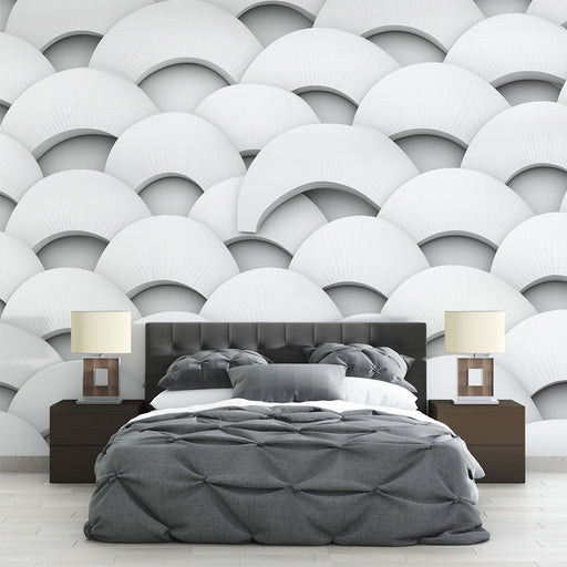 Une chambre moderne avec un papier peint texturé en motifs de demi-cercles blancs et gris créant une ambiance élégante et apaisante.