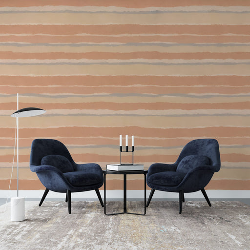 Une pièce moderne avec un papier peint aux motifs de bandes horizontales dans des teintes de rose, beige et gris, créant une atmosphère chaleureuse et accueillante.