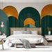 Une chambre élégante avec un papier peint géométrique vert émeraude et doré, aux motifs d'arcs stylisés évoquant une atmosphère moderne et chaleureuse.