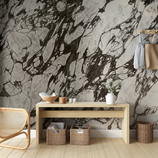 Une entrée moderne avec un papier peint marbré aux nuances de gris et noir, créant une ambiance élégante et artistique.