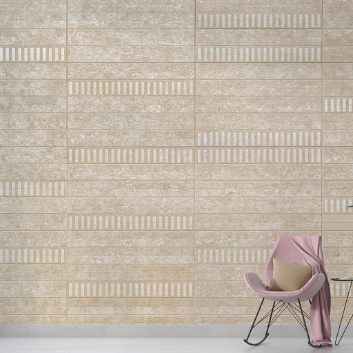 Une pièce moderne avec un papier peint texturé beige et crème, aux motifs de bandes horizontales évoquant une atmosphère chaleureuse et contemporaine.
