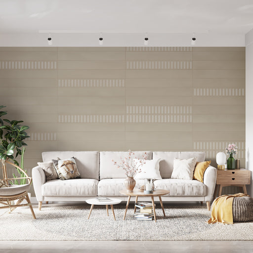 Un salon moderne avec un papier peint texturé beige clair orné de motifs linéaires subtils, créant une ambiance douce et apaisante.
