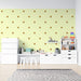 Papier peint chambre enfant avec motifs de petits lions sur fond jaune clair.