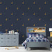 Papier peint bleu marine avec motifs girafe dorés pour chambre d'enfant moderne.