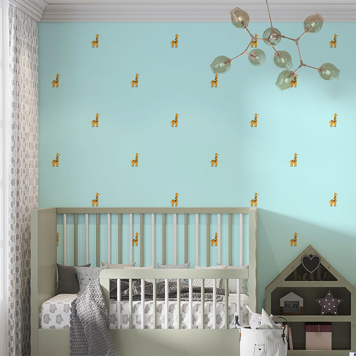 Papier peint bleu pastel avec motifs girafes dorées pour chambre de bébé moderne.