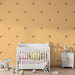 Papier peint jaune avec petits singes pour chambre bébé ludique et colorée