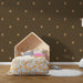 Papier peint marron avec motifs de petits écureuils pour chambre d'enfant moderne