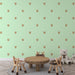 Papier peint vert clair avec petits singes pour chambre d'enfant, décoration ludique et colorée.